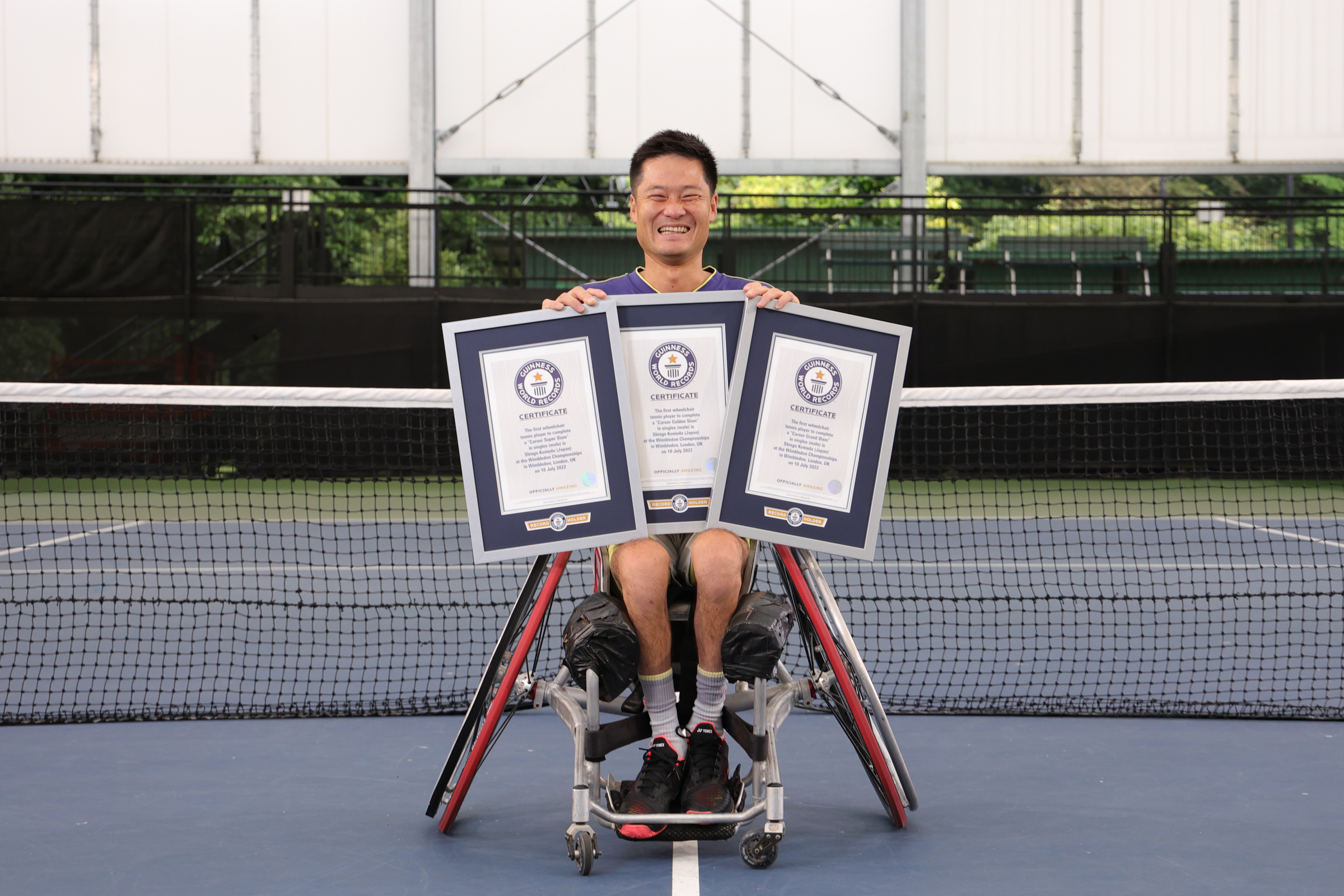 Shingo Kunieda holding GWR certificates
