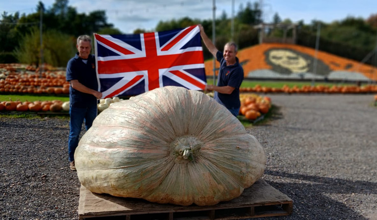 Paton brothers next to the Heaviest pumpkin
