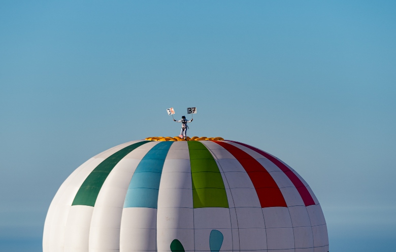 Highest flight by a hot air balloon | Guinness World Records