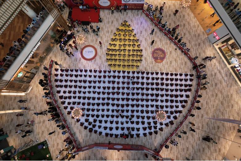 Most people lighting oil lamps in a relay Guinness World Records