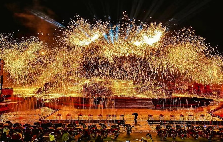 Largest molten iron fireworks show | Guinness World Records