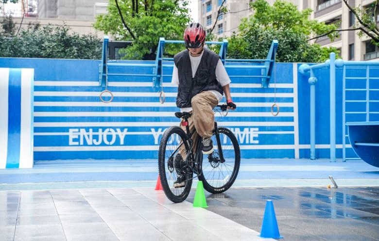 Fastest 10 cone slalom cycling backwards | Guinness World Records