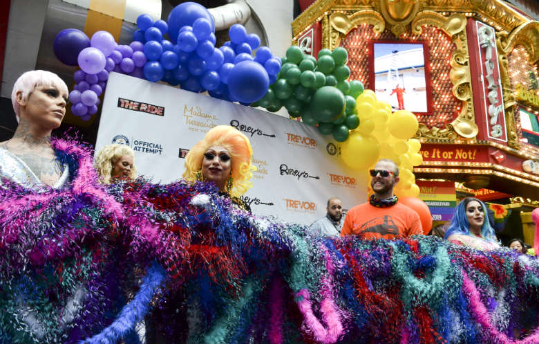 Longest Feather Boa Guinness World Records longest-feather-boa-guinness-world-records
